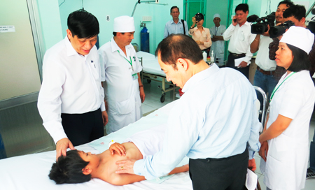 Đoàn công tác của Bộ Y tế kiểm tra thực tế tại Bệnh viện Bệnh nhiệt đới