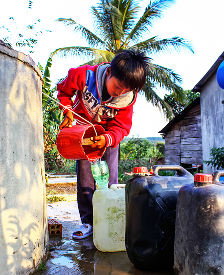 Một người dân xã Ba Cụm Nam đang lấy nước