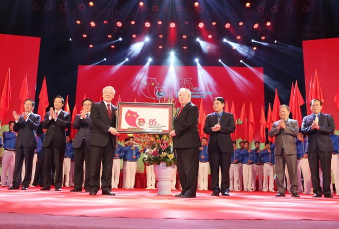 Tổng Bí thư Nguyễn Phú Trọng tặng bức tranh chúc mừng Đoàn Thanh niên Cộng sản Hồ Chí Minh. Ảnh: TTXVN