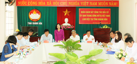 Bà Bùi Thị Thanh phát biểu chỉ đạo tại buổi giám sát công tác bầu cử ở Khánh Hòa