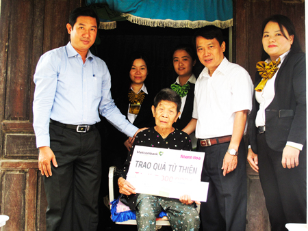 Lãnh đạo Báo Khánh Hòa và Vietcombank Nha Trang trao tiền ủng hộ cho cụ Mai Thị Lòng