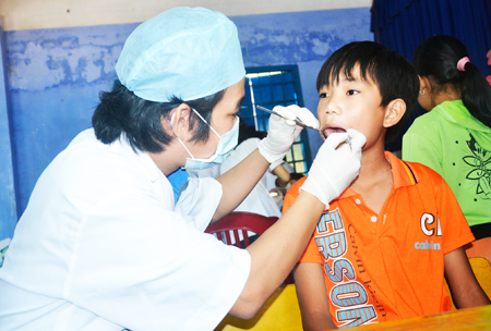 Các bác sĩ trẻ thuộc Đoàn Khối các cơ quan tỉnh khám răng cho học sinh