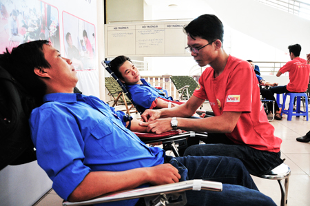 Đoàn viên, thanh niên hiến máu tình nguyện trong lễ ra quân Tháng Thanh niên