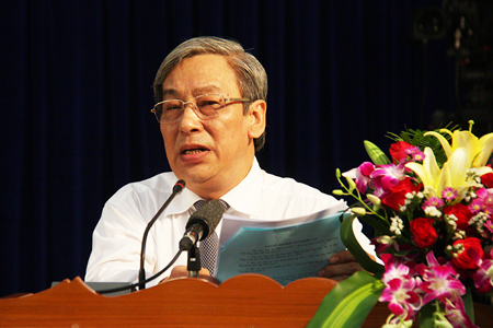 Ông Lê Xuân Thân báo cáo tổng kết nhiệm kỳ 2011-2016 của HĐND tỉnh.