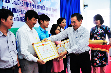 Đồng chí Nguyễn Đắc Tài trao bằng khen của UBND tỉnh cho các tập thể, cá nhân xuất sắc