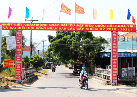 Nhiều con đường ở Vạn Ninh có băng rôn, khẩu hiệu tuyên truyền bầu cử