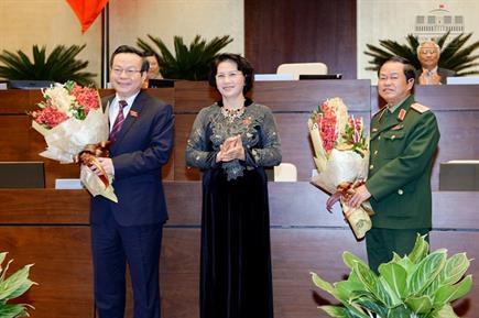 Chủ tịch Quốc hội Nguyễn Thị Kim Ngân tặng hoa hai tân Phó Chủ tịch Quốc hội (Ảnh: TH)