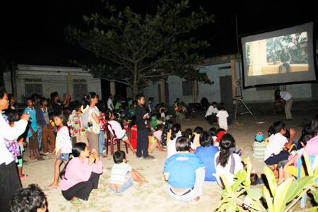 Người dân xã Khánh Thượng xem phim