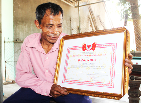 Ông Cao Xuân Ngọc từng được nhận bằng khen do Trung ương Hội Bảo trợ người tàn tật và trẻ em mồ côi Việt Nam tặng