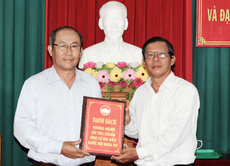 Đồng chí Trần Ngọc Thanh (bên phải) bàn giao  danh sách người ứng cử đại biểu Quốc hội và HĐND tỉnh cho Ủy ban bầu cử tỉnh