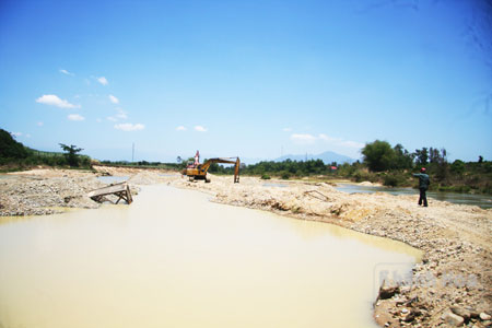 Sông Cái đoạn qua xã Diên Thọ biến thành công trường