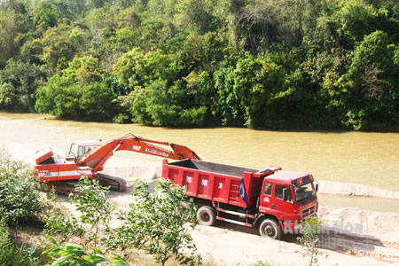 Xe tải đang “ăn” cát trái phép ở thôn Tây, xã Sông Cầu