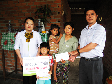 Đại diện Báo Khánh Hòa và Vietcombank Nha Trang trao tiền ủng hộ cho gia đình cháu Lê Thành Nhân