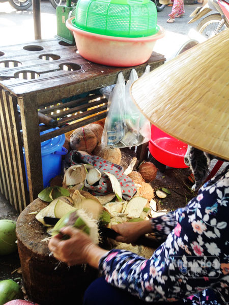 Nhiều hàng bán dừa nhỏ cũng dự trữ thùng nước tẩy trắng (trong hộc bàn) để phục vụ khách có nhu cầu