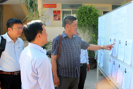 Ông Lê Thanh Quang kiểm tra việc niêm yết danh sách người ứng cử tại xã Đại Lãnh.