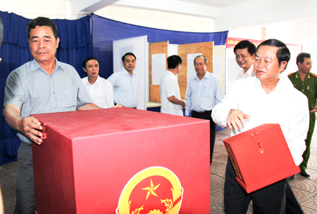 Đại tướng Đỗ Bá Tỵ (bìa phải) cùng lãnh đạo tỉnh kiểm tra công tác chuẩn bị bầu cử tại khu vực bỏ phiếu số 4, thuộc phường Phước Hòa