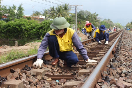 Công nhân đường sắt bảo dưỡng đường đảm bảo an toàn chạy qua đoạn thị trấn Vạn Giã (huyện Vạn Ninh)