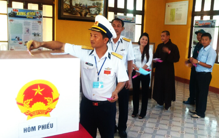 Quân và dân trên đảo Sinh Tồn đi bỏ phiếu