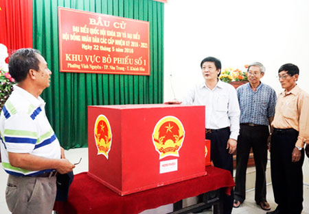 Đồng chí Trần Sơn Hải (thứ ba từ phải sang) kiểm tra công tác chuẩn bị bầu cử ở khu vực bỏ phiếu số 1, phường Vĩnh Nguyên