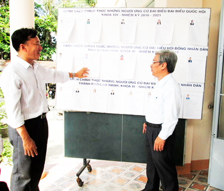 Đồng chí Lê Xuân Thân (bên phải) kiểm tra thực tế việc chuẩn bị bầu cử tại phường Cam Lộc