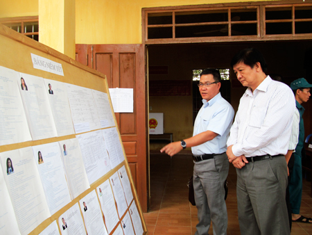 Đồng chí Trần Sơn Hải (bên phải) kiểm tra tại xã Khánh Nam