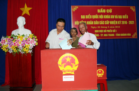 Cử tri phường Vạn Thắng (TP. Nha Trang) bỏ phiếu bầu cử đại biểu Quốc hội khóa XIV và đại biểu HĐND các cấp nhiệm kỳ 2016-2021.