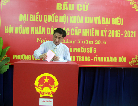 Ông Lê Đức Vinh - Phó Bí thư Tỉnh ủy, Chủ tịch UBND tỉnh thực hiện quyền cử tri tại điểm bầu cử số 6, phường Vạn Thắng (TP. Nha Trang)