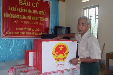 Anh hùng lực lượng vũ trang nhân dân Bo Bo Tới bỏ phiếu tại khu vực bỏ phiếu số 2 xã Sơn Trung, huyện Khánh Sơn. Ảnh: N.T