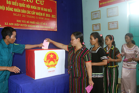 Cử tri người dân tộc Raglai (huyện Khánh Sơn) bỏ phiếu bầu cử đại biểu Quốc hội và HĐND các cấp. Ảnh: N.T