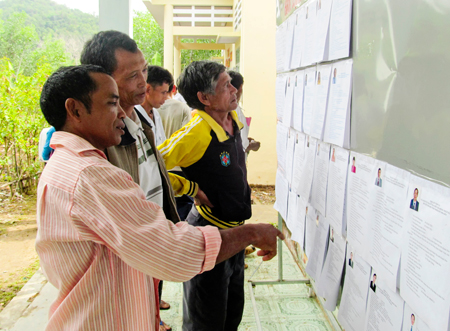 Cử tri thôn Bầu Sang, xã Liên Sang, huyện Khánh Vĩnh nghiên cứu danh sách ứng viên trước khi bầu. 