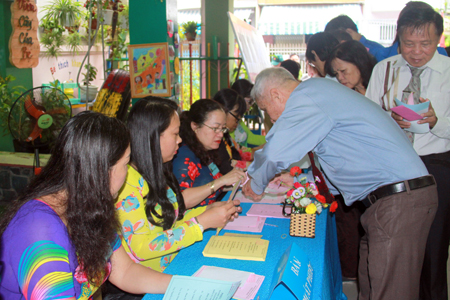 Cử tri phường Xương Huân nhận phiếu bầu cử khu vực bỏ phiếu số 6, phường Xương Huân, TP. Nha Trang