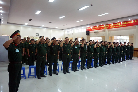 Buổi lễ bầu cử được Bộ Chỉ huy Quân sự tỉnh tổ chức trang nghiêm tại khu vực bỏ phiếu số 10, phường Xương Huân, TP. Nha Trang.