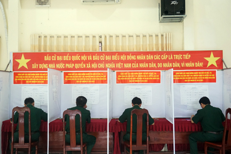 Cử tri thuộc lực lượng vũ trang tỉnh ghi phiếu bầu.