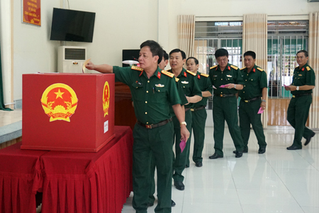 Các cán bộ Bộ Chỉ huy Quân sự tỉnh Khánh Hòa bỏ phiếu bầu đại biểu Quốc hội khóa XIV và đại biểu HĐND các cấp, nhiệm kỳ 2016-2021