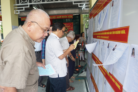 Cử tri của phường Lộc Thọ, TP. Nha Trang xem xét kỹ lưỡng về các ứng cử viên trước khi ghi phiếu bầu.