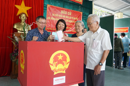 Cử tri bầu cử tại khu vực bỏ phiếu số 5, phường Lộc Thọ, TP. Nha Trang.