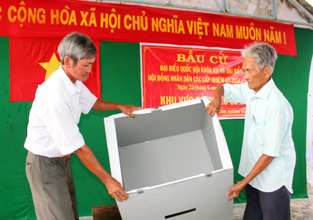 Kiểm tra và niêm phong thùng phiếu trước khi bỏ phiếu tại điểm bỏ phiếu số 3, xã Vạn Phú. Ảnh: V.G – V.T