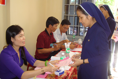 Các nữ tu Giáo xứ Hà Dừa (Diên Khánh) phấn khởi đi bầu cử. Ảnh: K.D-H.Q