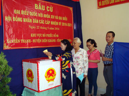 Các cử tri bỏ phiếu tại khu vực bỏ phiếu số 2, xã Diên Thạnh, huyện Diên Khánh. Ảnh: K.D-H.Q