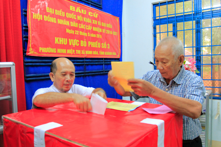 Cử tri Đặng Húy, 84 tuổi đi bỏ phiếu bầu cử tại Tổ bầu cử số 3, phường Ninh Hiệp, thị xã Ninh Hòa