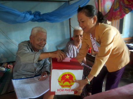 Cử tri già yếu ở xã Vĩnh Trung, TP. Nha Trang bỏ phiếu tại nhà. Ảnh: M.T
