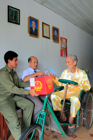 Cụ ông Nguyễn Duy (101 tuổi - người lớn tuổi nhất bầu cử tại nhà) ở đơn vị bầu cử số 3,phường Ninh Hiệp, thị xã Ninh Hòa