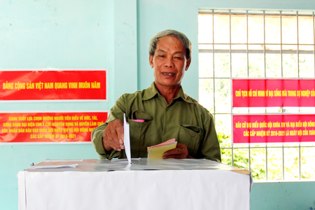 Ông Hoàng Văn Sính, người dân tộc Tày ở thị trấn Khánh Vĩnh đi bỏ phiếu.