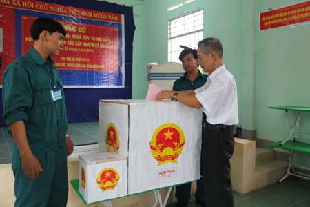 Đây là lần thứ 12 cụ Lê Đa (85 tuổi, tổ dân phố Bãi Giếng 4, thị trấn Cam Đức, huyện Cam Lâm) đi bầu cử. 