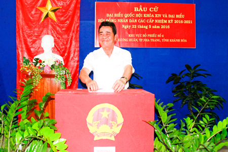 Đồng chí Lê Thanh Quang - Ủy viên Trung ương Đảng, Bí thư Tỉnh ủy, Chủ tịch HĐND tỉnh thực hiện quyền và nghĩa vụ công dân tại khu vực bỏ phiếu số 6, phường Xương Huân (TP. Nha Trang)