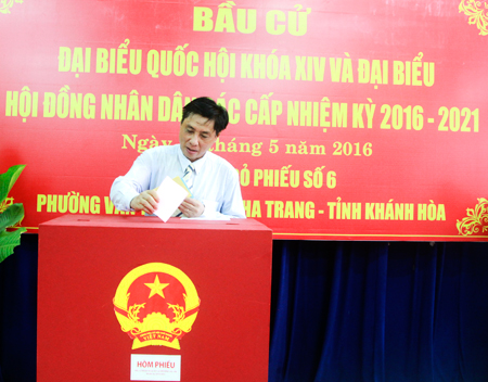 Đồng chí Lê Đức Vinh - Phó Bí thư Tỉnh ủy, Chủ tịch UBND tỉnh bỏ phiếu tại khu vực bỏ phiếu số 6, phường Vạn Thắng (TP. Nha Trang)