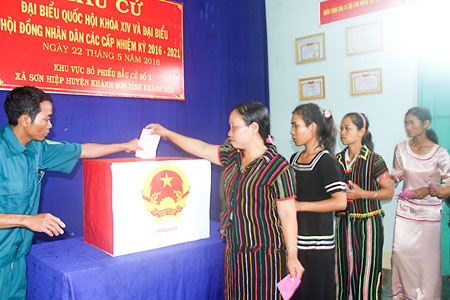 Cử tri người dân tộc Raglai (huyện Khánh Sơn) bỏ phiếu bầu cử đại biểu Quốc hội và HĐND các cấp