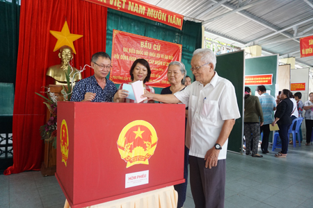 Cử tri bầu cử tại khu vực bỏ phiếu số 5, phường Lộc Thọ, TP. Nha Trang