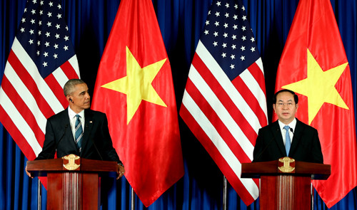 Chủ tịch nước Trần Đại Quang và Tổng thống Barack Obama đồng chủ trì họp báo quốc tế thông báo về kết quả hội đàm giữa hai bên - Ảnh: VGP/Hải Minh