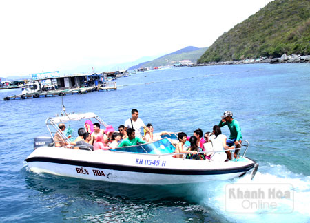 Một đoàn khách Trung Quốc thuê ca nô đi sử dụng dịch vụ lặn biển